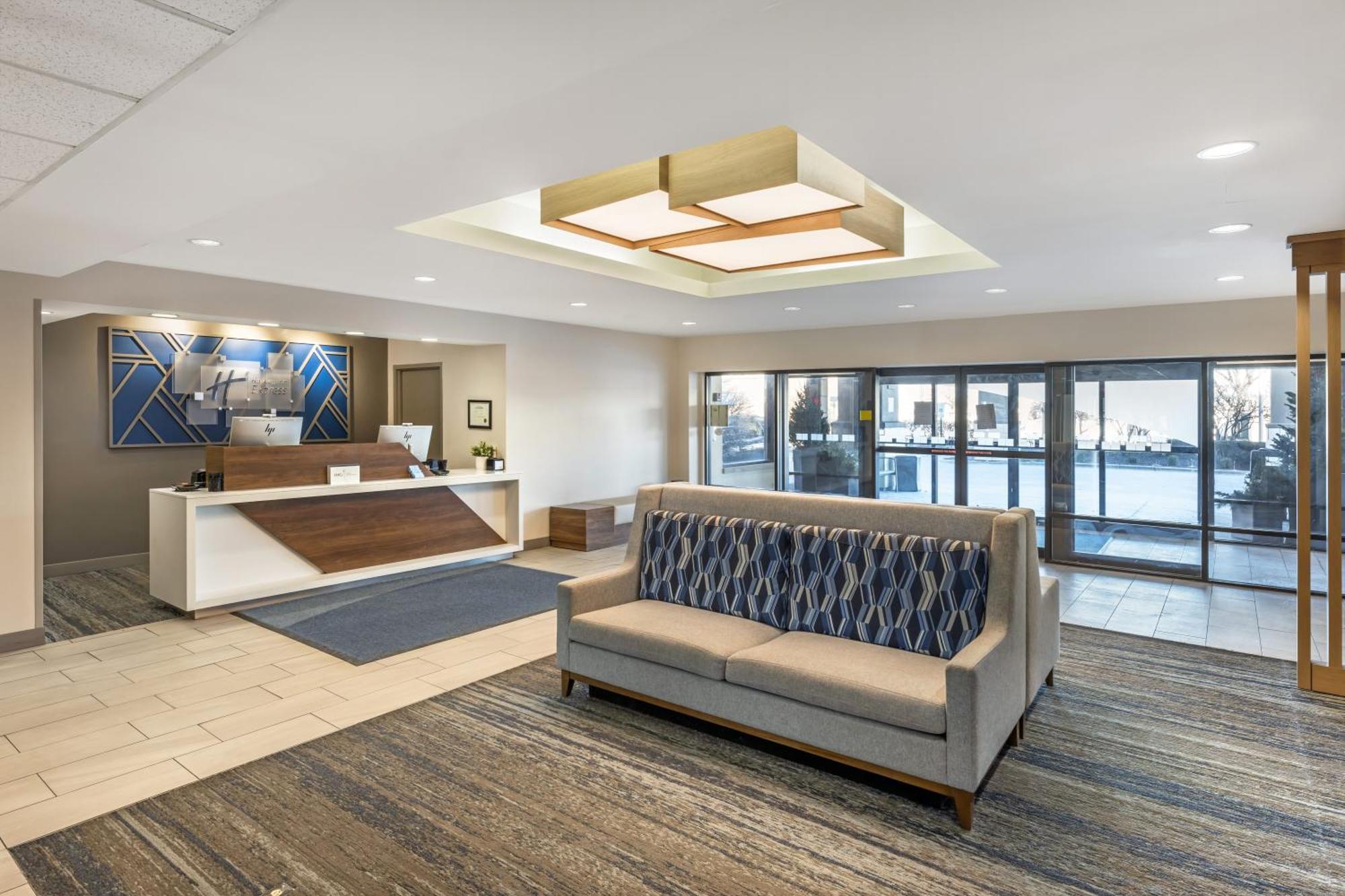 Holiday Inn Express Crestwood By Ihg Екстериор снимка