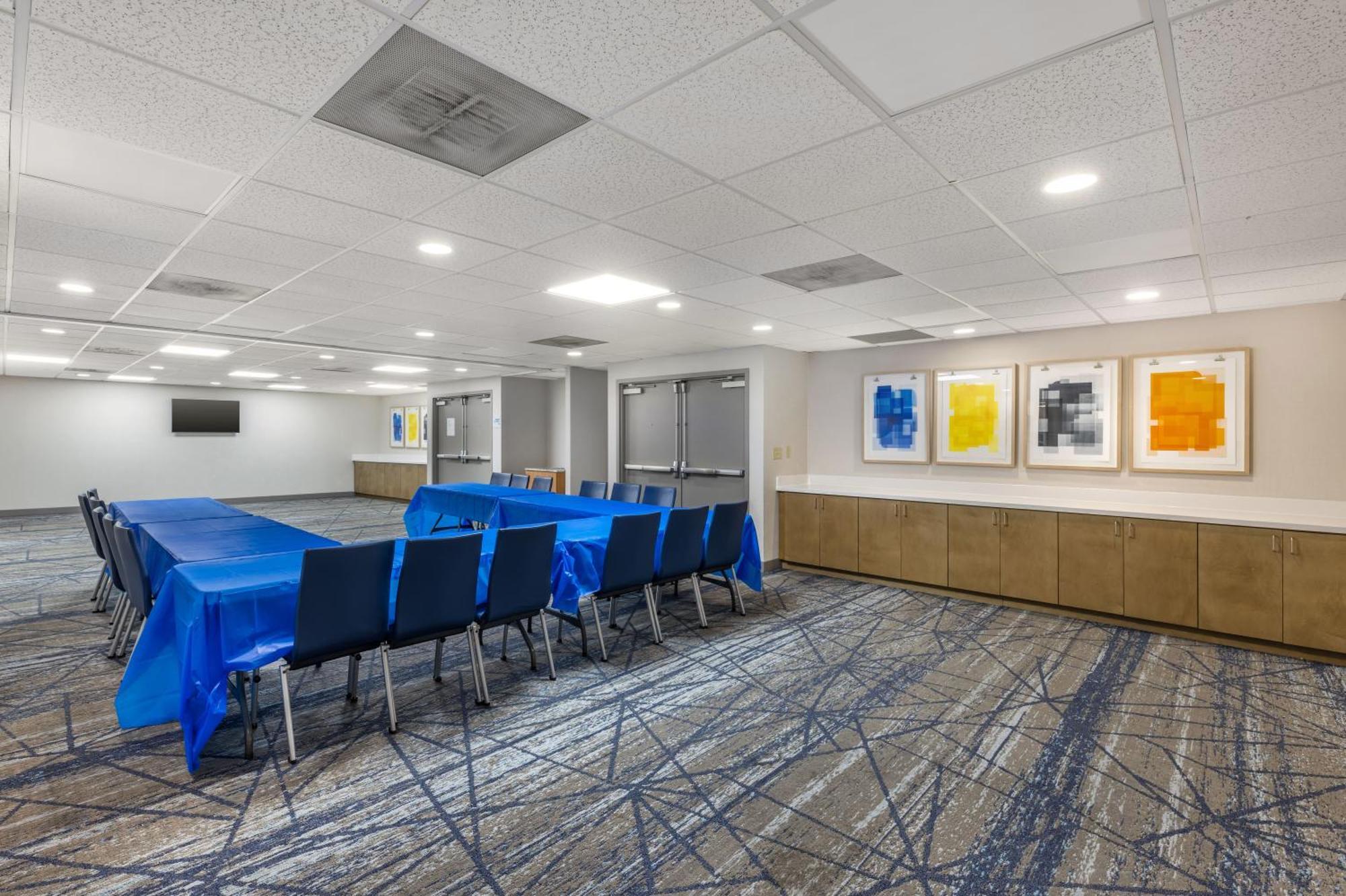 Holiday Inn Express Crestwood By Ihg Екстериор снимка