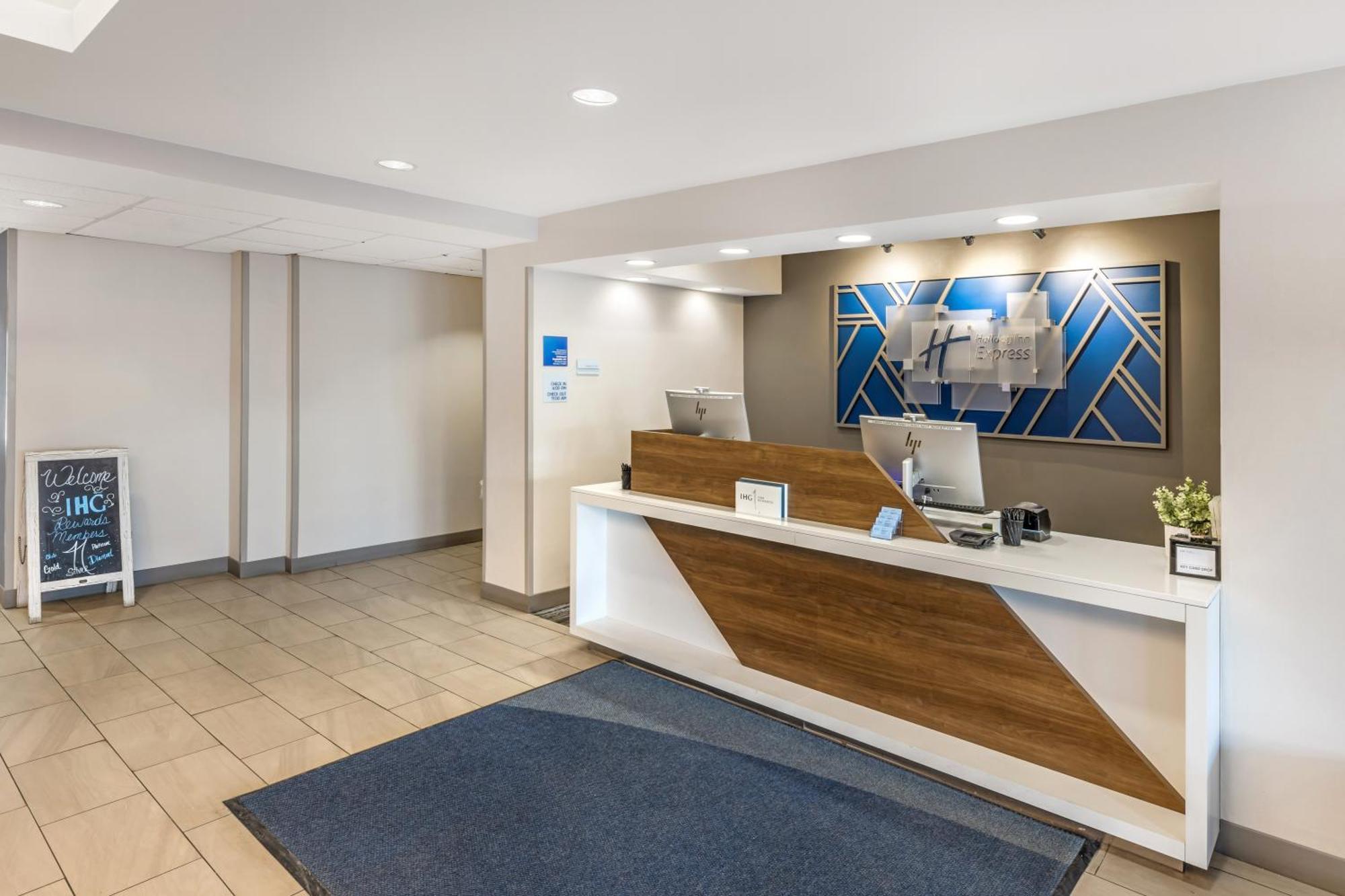 Holiday Inn Express Crestwood By Ihg Екстериор снимка