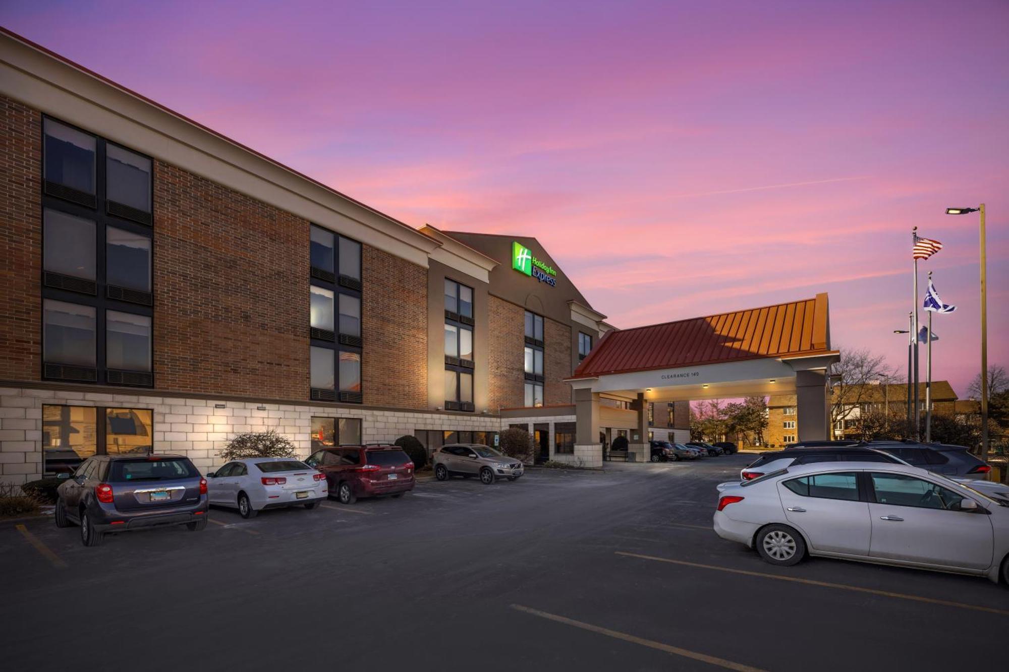 Holiday Inn Express Crestwood By Ihg Екстериор снимка