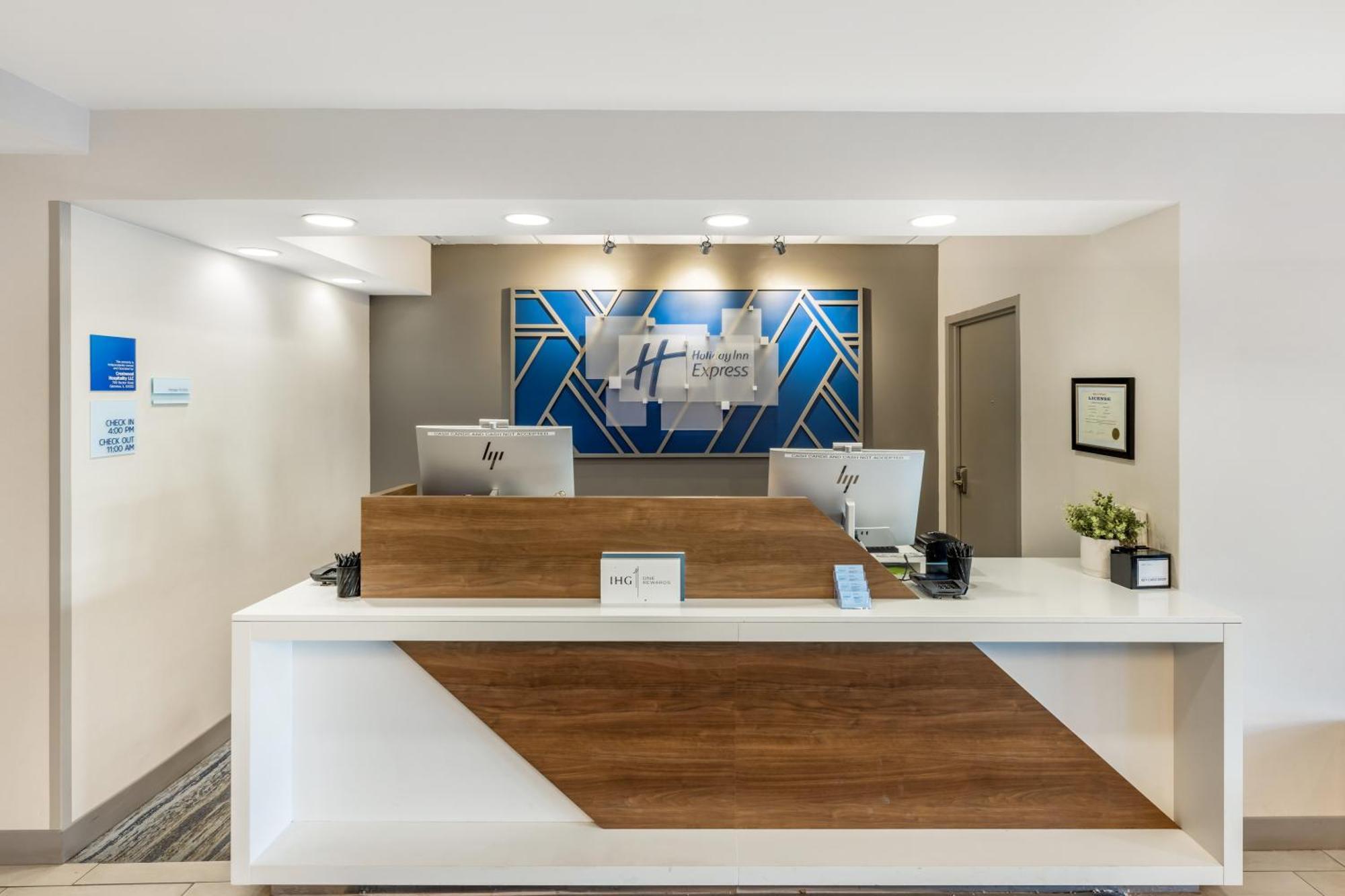 Holiday Inn Express Crestwood By Ihg Екстериор снимка