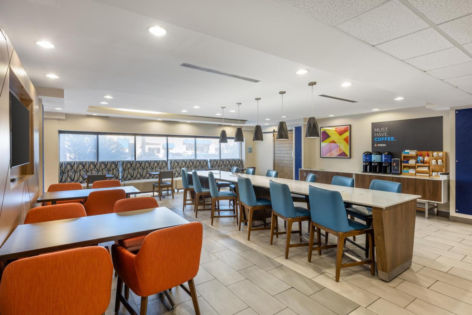 Holiday Inn Express Crestwood By Ihg Екстериор снимка