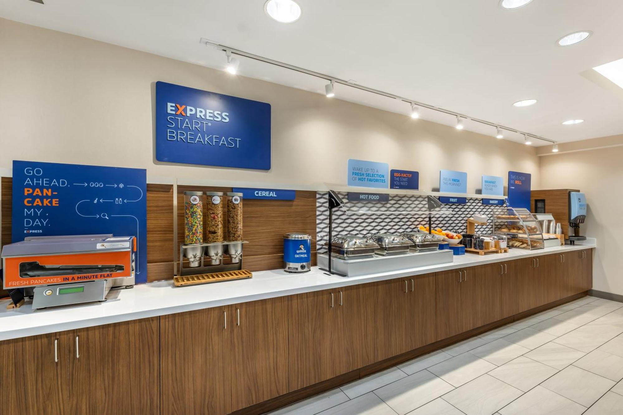Holiday Inn Express Crestwood By Ihg Екстериор снимка