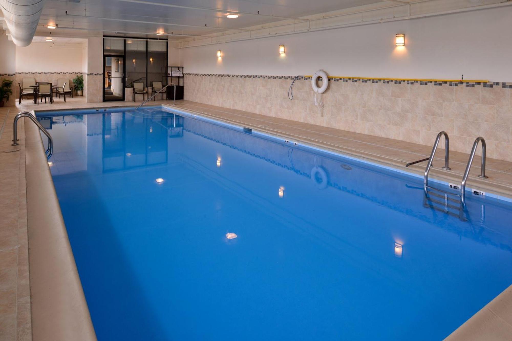 Holiday Inn Express Crestwood By Ihg Екстериор снимка