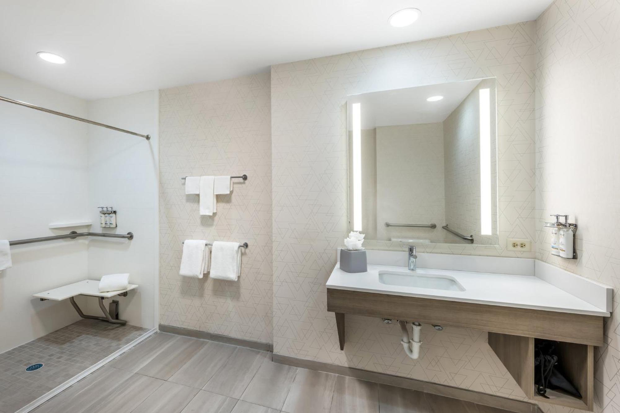 Holiday Inn Express Crestwood By Ihg Екстериор снимка