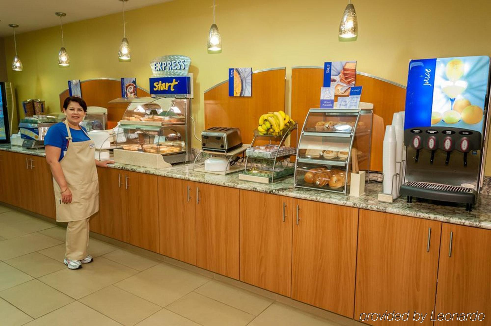 Holiday Inn Express Crestwood By Ihg Екстериор снимка