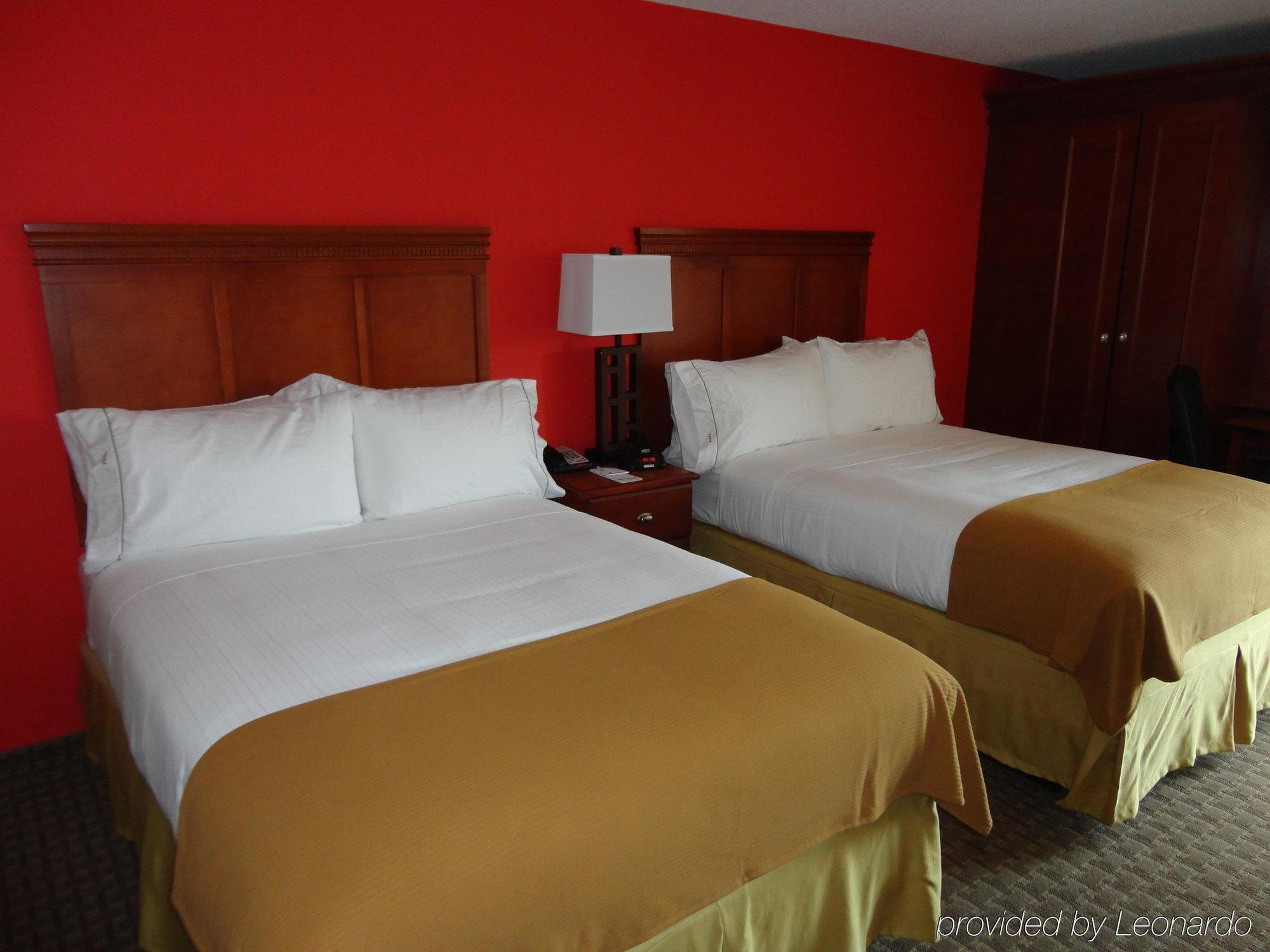 Holiday Inn Express Crestwood By Ihg Екстериор снимка